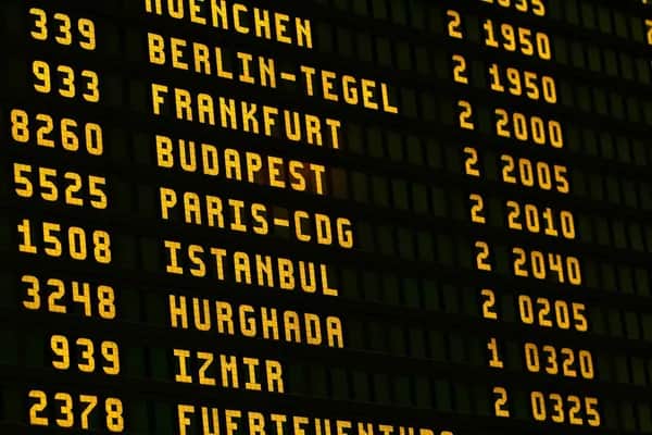 Wie viel Zeit sollte man für den Flughafentransfer vor dem Abflug idealerweise einplanen?