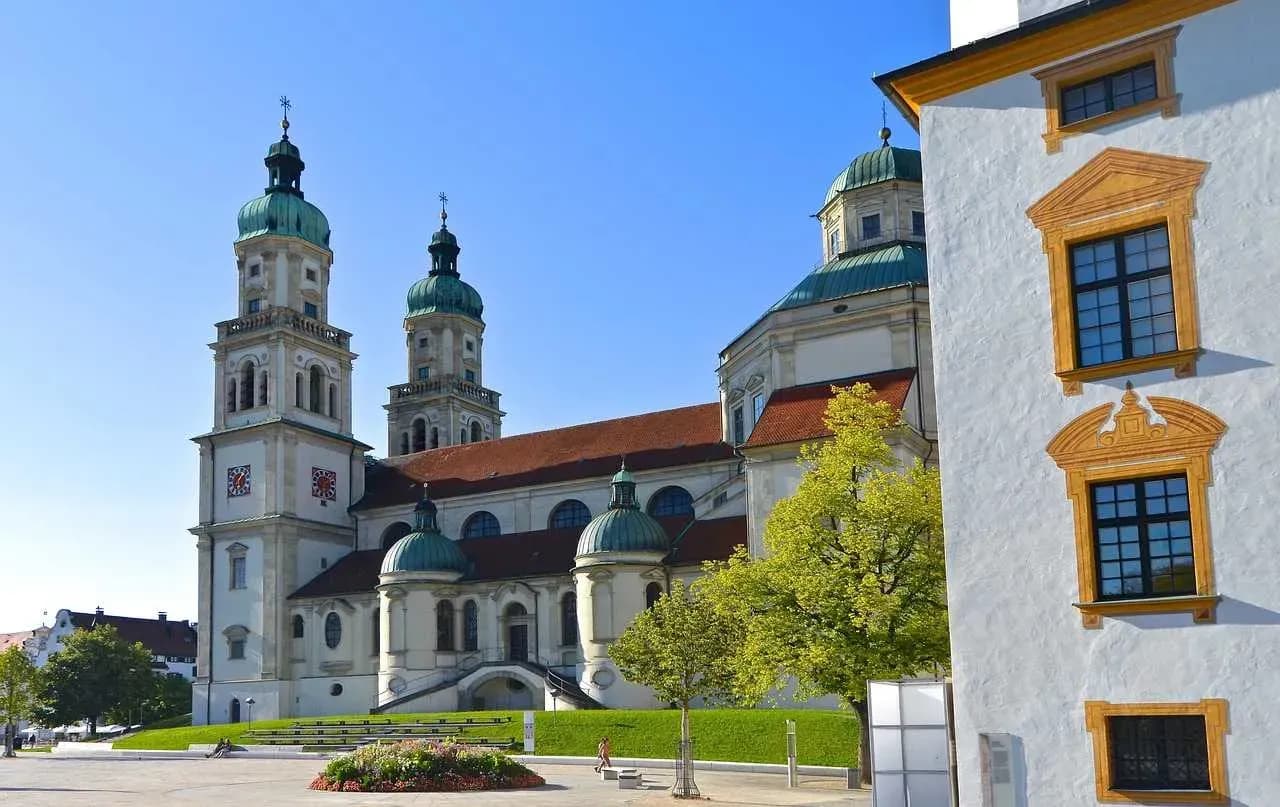 Buchen Sie einen komfortablen Flughafentransfer von Kempten nach München für eine stressfreie und sorgenfreie Reise