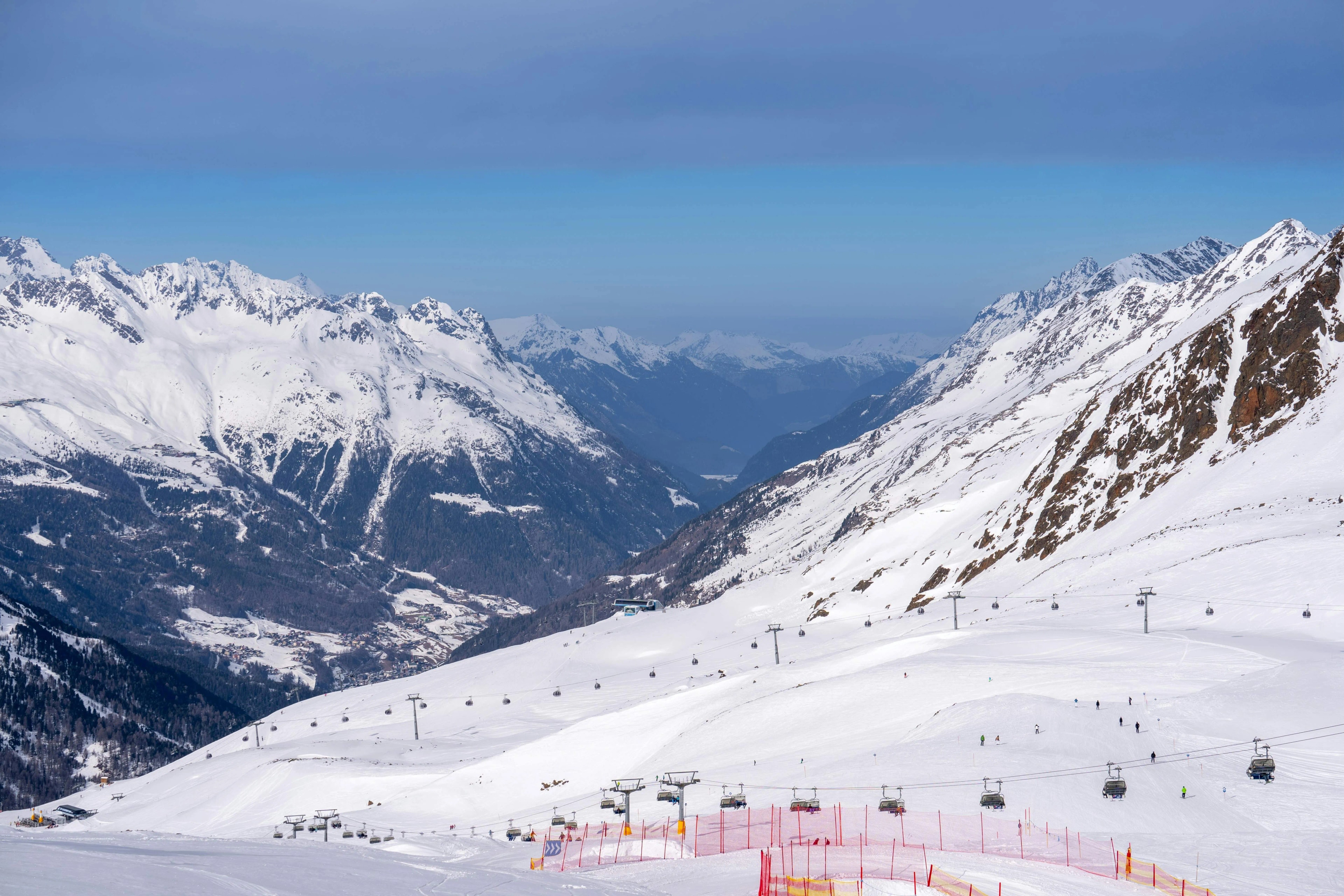 Best Ski Transfers for Groups and Friends to Hochgurgl - Hassle-Free with Your Ski Gear