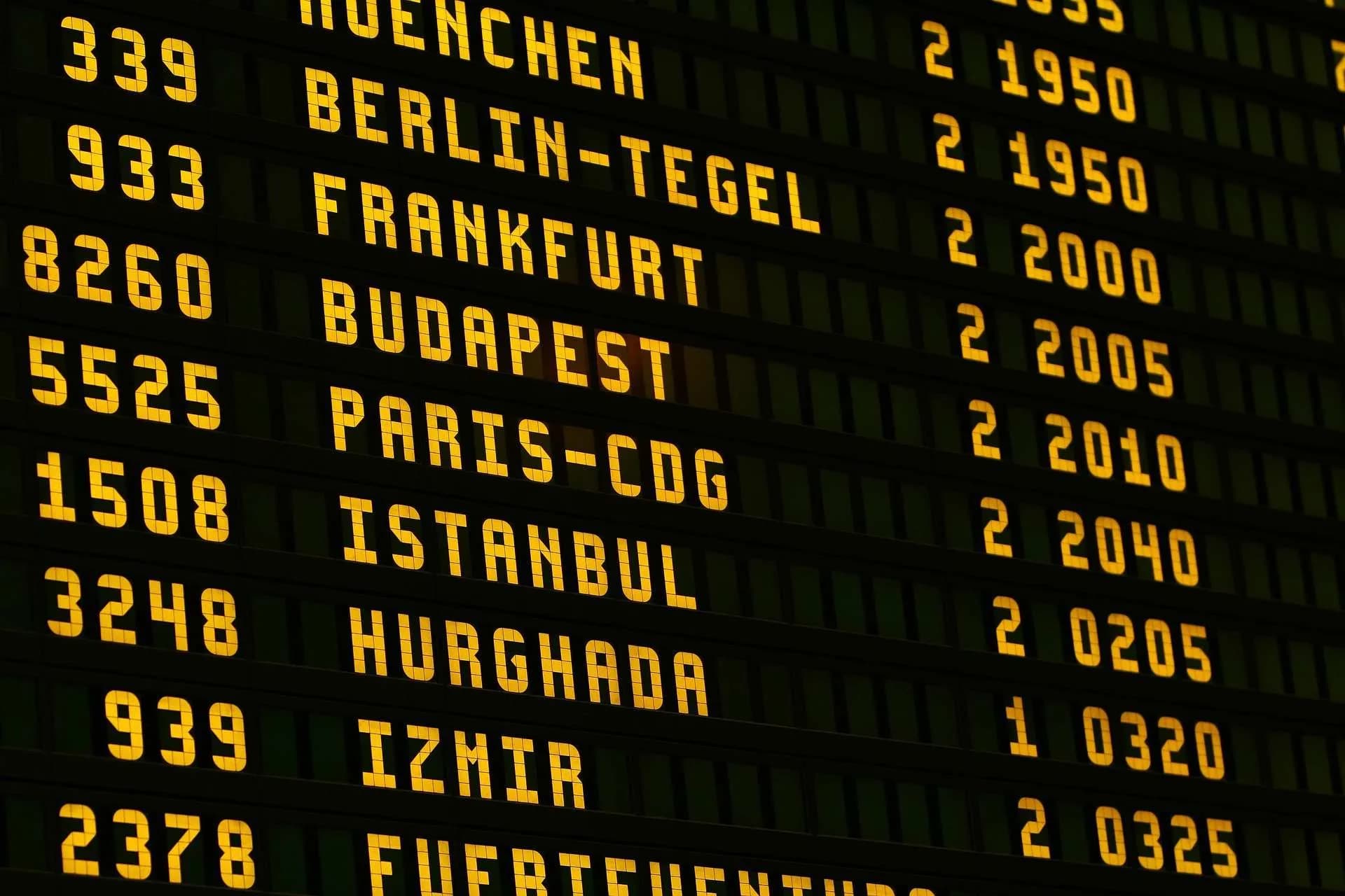 Wie viel Zeit sollte man für den Flughafentransfer vor dem Abflug idealerweise einplanen?